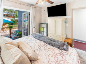 Key West style Beach Bungalow! Ride your bike to the beach!